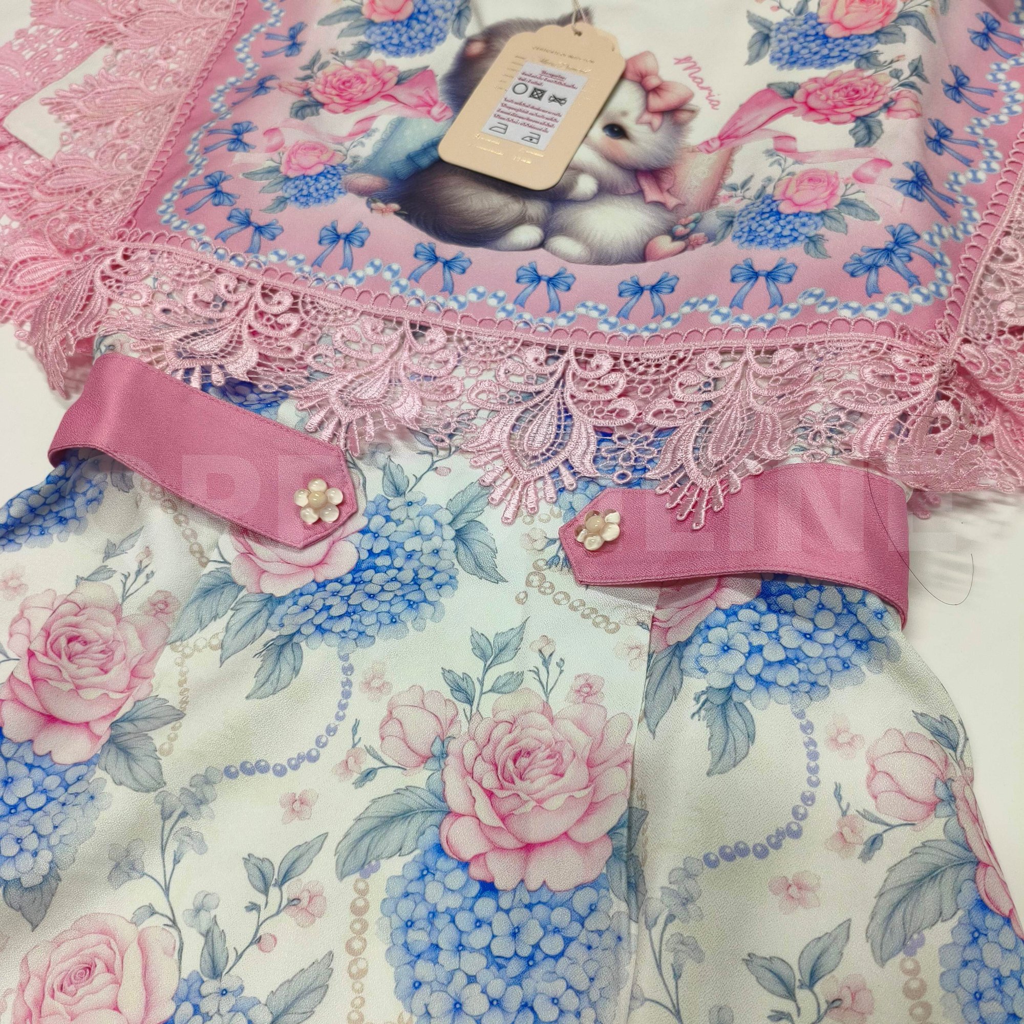 มี (S) (Limjted ) Mong Jai Dress "มองใจ" เดรสสันพิมพ์ลาย แขนกุด ปกใหญ่ปกปิดต้นแขนแต่งขอบลูกไม้ คอกลม มีซับใน ใส่ชิปหลัง