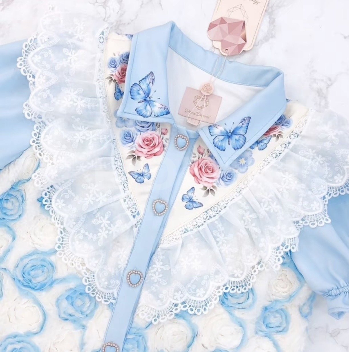 มี (S) Maria Diamond สีฟ้า Bamblue นุ่มกระดุมหน้า ปกวันเทจพิมพ์ลาย เขนสินสมอค มีซับใน / ยาว 32 นิ้ว / 1 นิ้วลงเดิมได้