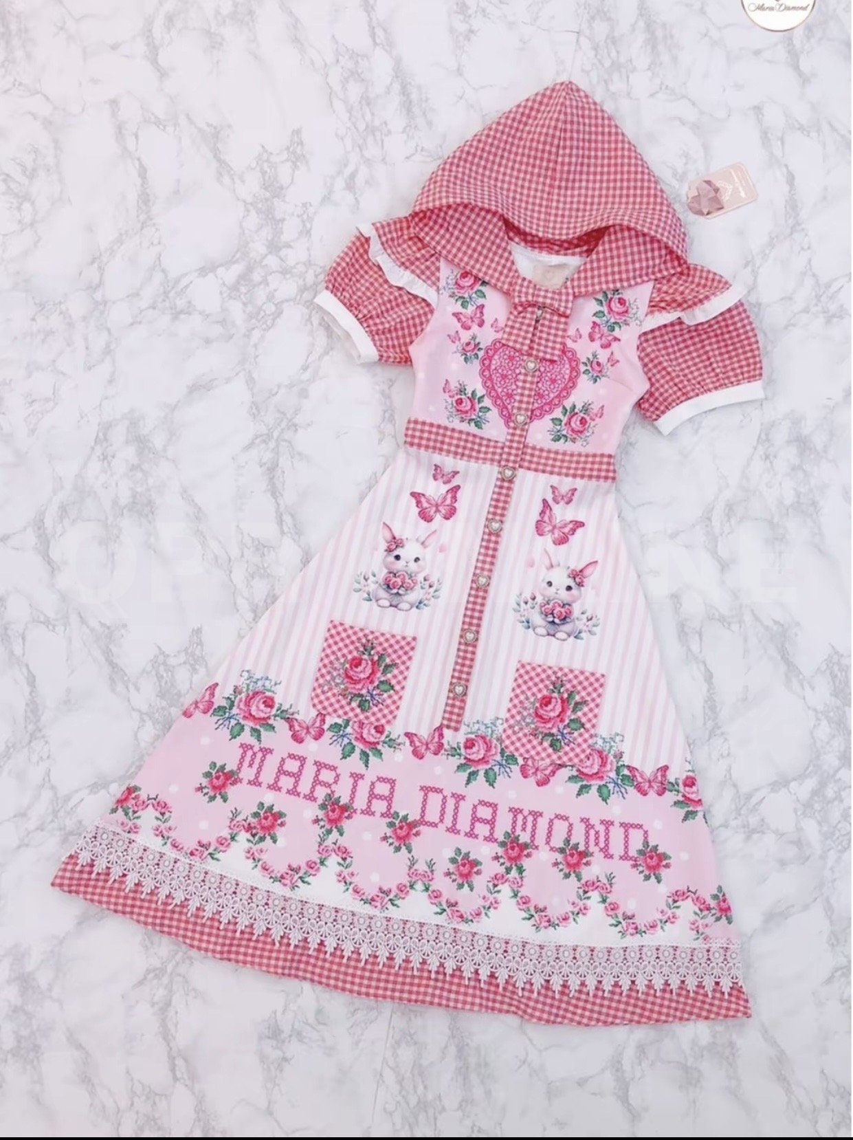 ไซส์ (มี s) Maria Diamond สีชมพู Hae in Hoodie Dress เดรสยาวมีฮู้ดผ้าเปเป้ พิมพ์ลายกระดุมหน้า ตัดต่อผ้าสก็อต์แดง แต่งกระเป๋าหน้า มีซับใน /ยาว46