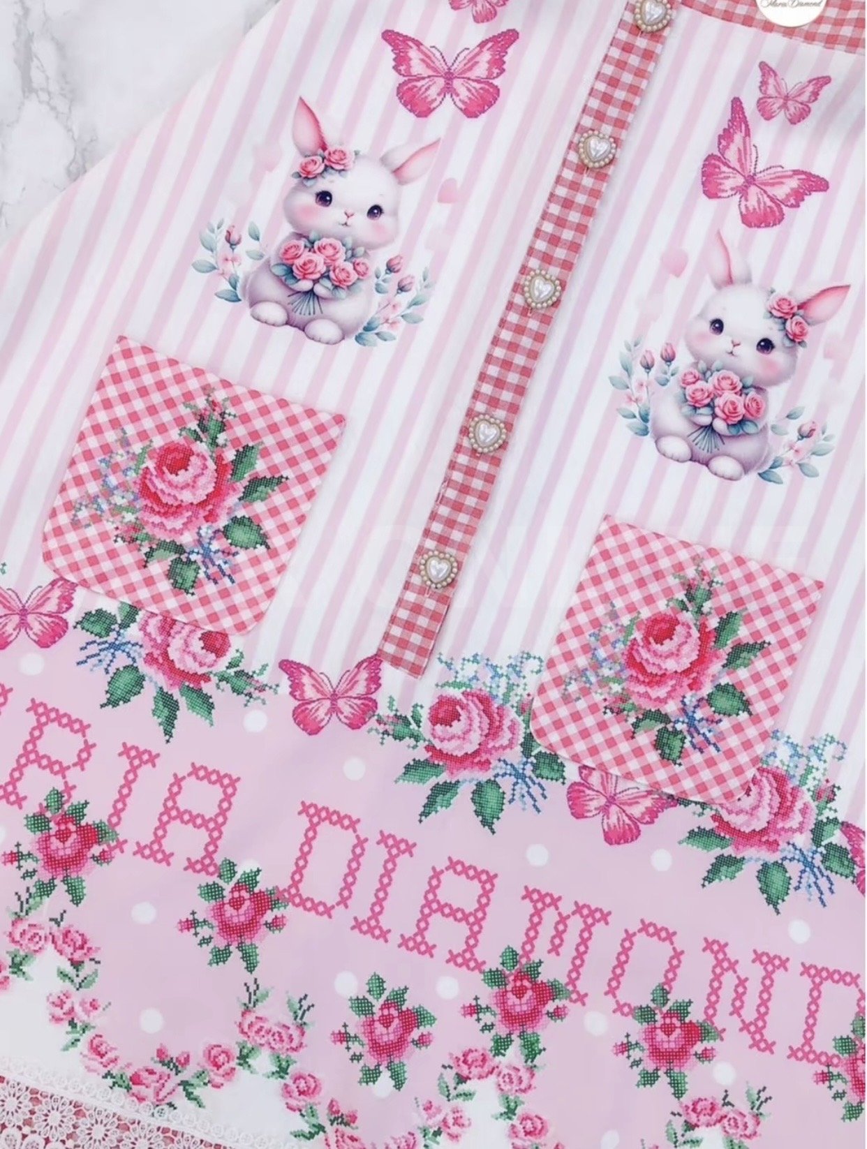 ไซส์ (มี s) Maria Diamond สีชมพู Hae in Hoodie Dress เดรสยาวมีฮู้ดผ้าเปเป้ พิมพ์ลายกระดุมหน้า ตัดต่อผ้าสก็อต์แดง แต่งกระเป๋าหน้า มีซับใน /ยาว46