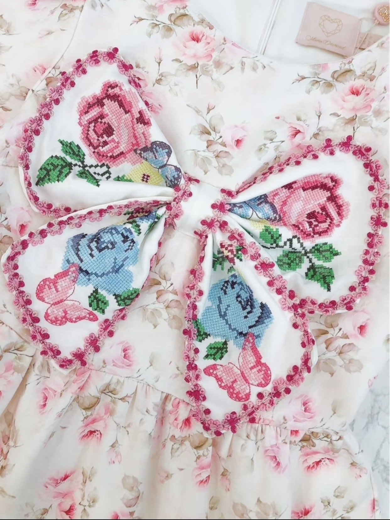 มีS) Maria Diamond สีชมพูครีม Rihanna Rose Dress เดรสยาววินเทจดีเทลโบว์งานปัก ผ้าเปเป้ตัดต่อผ้า 3D กุหลาบ ทรงสวย ซิป หลัง มีซับใน/จุด5ข้าม/44นิ้ว