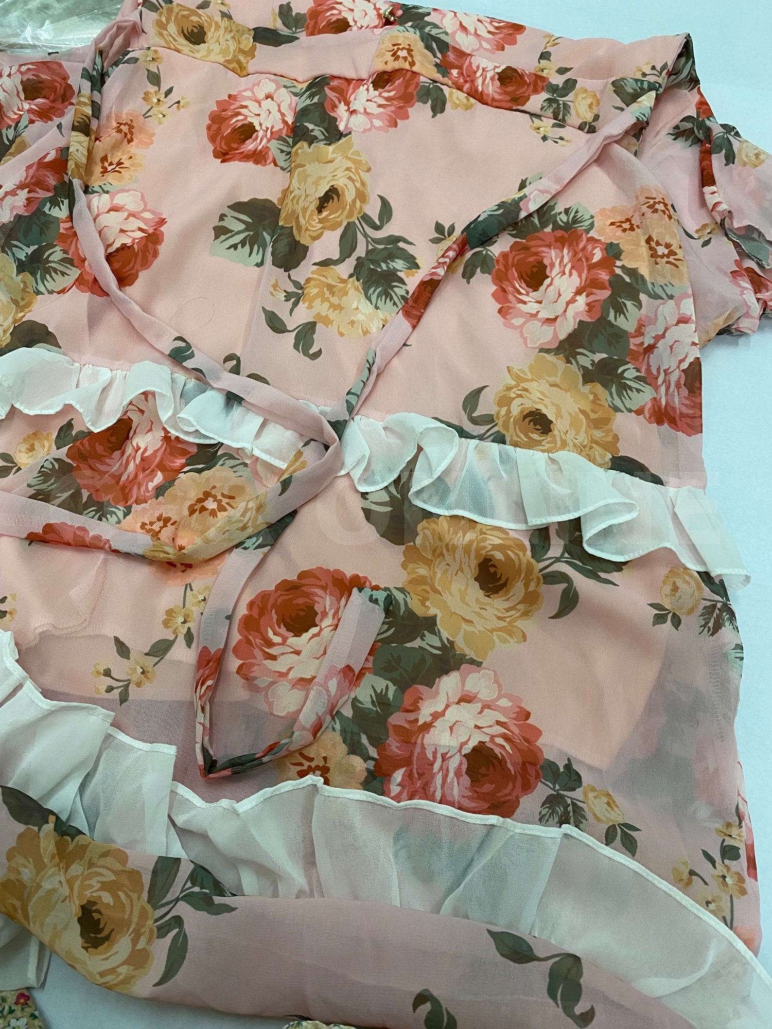 MABELCLOSETชุดเดรส สีชมพูลายดอกไม้แต่งระบายสีขาวชั้นชั้นผ้าชีฟองไซซ์ XL ถึง 2 XL