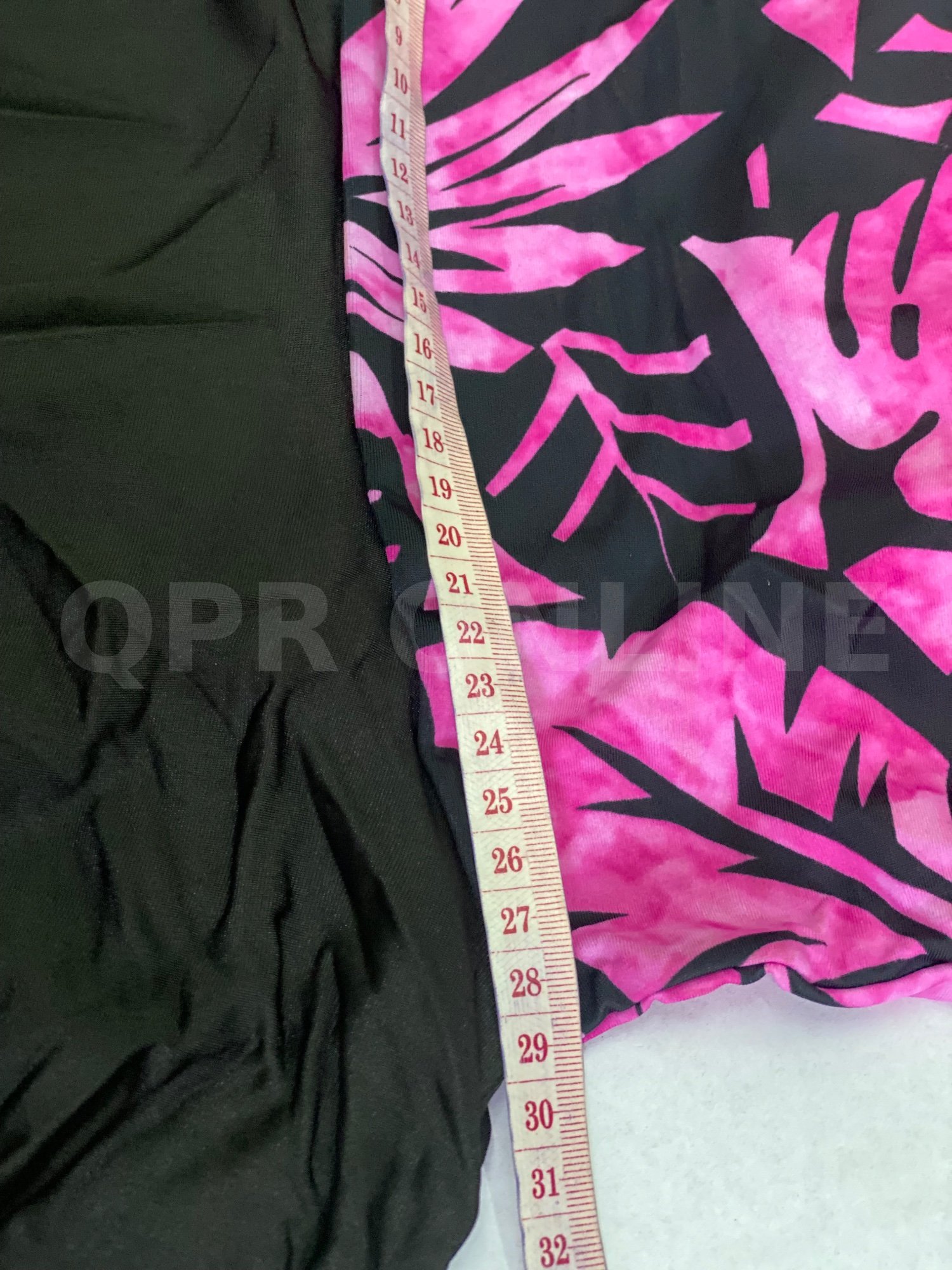 ชุดบอดี้สูตสีดำ ลายเสื้อชมพูใบไม้มีกระโปรง คลุมสีดำ