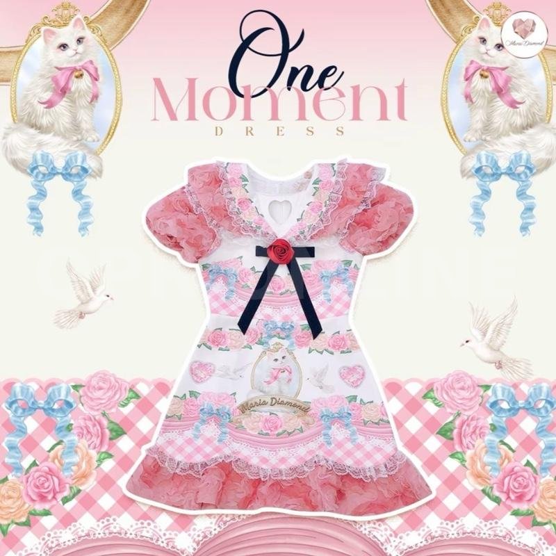 Maria Diamond สีชมพู One Moment Dress เดรสสั้นผ้าเปเป้พิมพ์ลาย แต่งผ้า 3D กุหลาบ อกฉลุหัวใจ มีซับใน ซิปหลัง