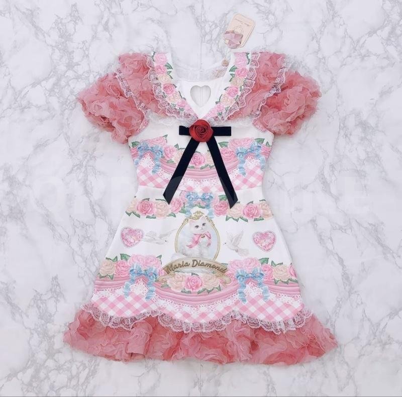 Maria Diamond สีชมพู One Moment Dress เดรสสั้นผ้าเปเป้พิมพ์ลาย แต่งผ้า 3D กุหลาบ อกฉลุหัวใจ มีซับใน ซิปหลัง