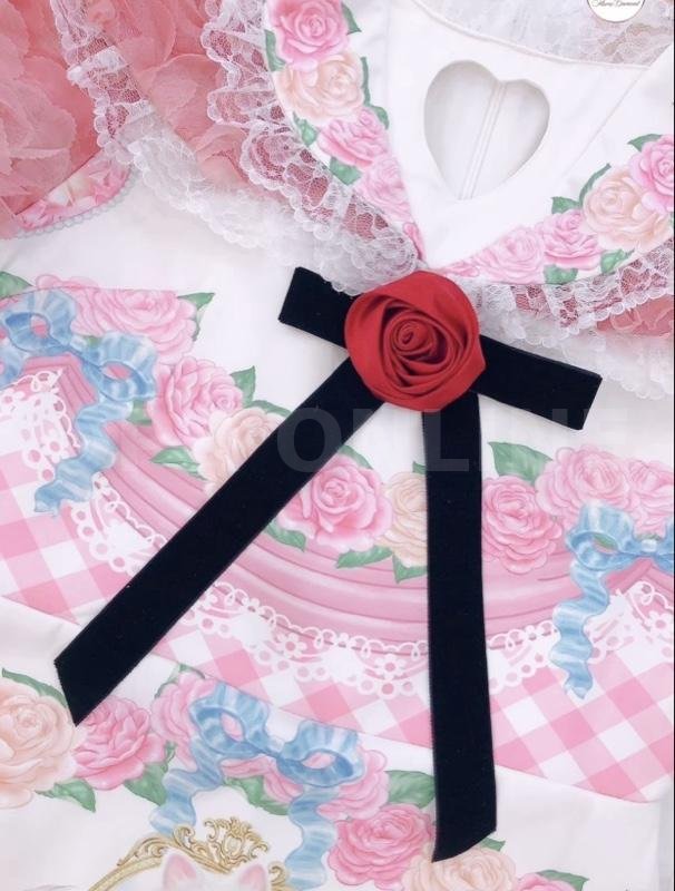 Maria Diamond สีชมพู One Moment Dress เดรสสั้นผ้าเปเป้พิมพ์ลาย แต่งผ้า 3D กุหลาบ อกฉลุหัวใจ มีซับใน ซิปหลัง