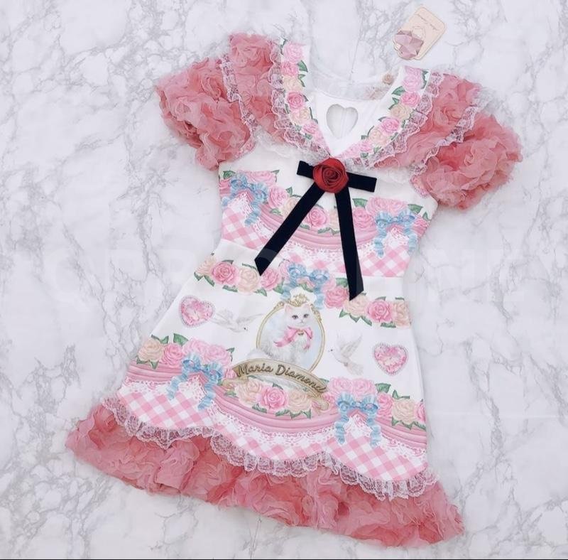 Maria Diamond สีชมพู One Moment Dress เดรสสั้นผ้าเปเป้พิมพ์ลาย แต่งผ้า 3D กุหลาบ อกฉลุหัวใจ มีซับใน ซิปหลัง