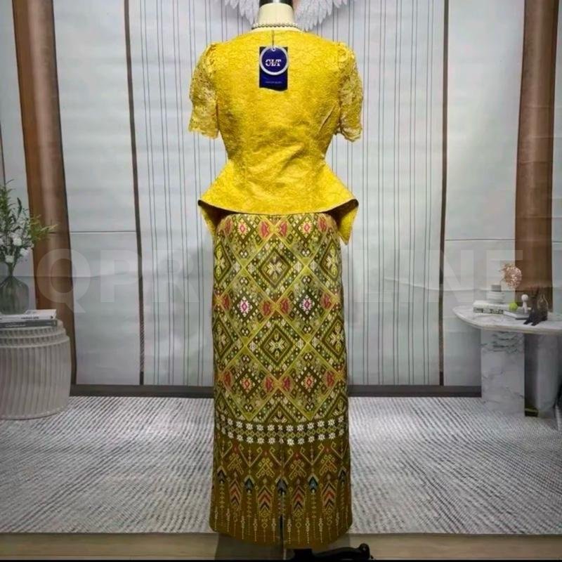 CLT ชุด2ชิ้น เสื้อ+กระโปร่งยาวสไตล์ไทย โทนสีเหลือง ดีไซน์ลายผ้าที่เป็นเอกลักษณ์ พร้อมกระเป๋าสัมผัส สำหรับสาวๆ ที่ชื่นชอบแฟชั่นสไตล์ไทย