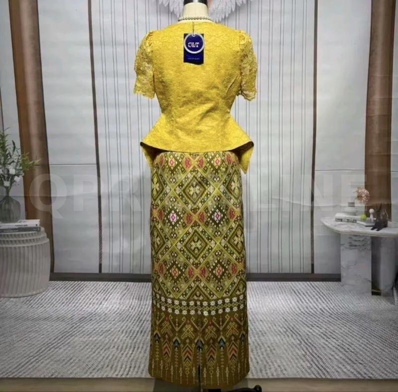 CLT ชุด2ชิ้น เสื้อ+กระโปร่งยาวสไตล์ไทย โทนสีเหลือง ดีไซน์ลายผ้าที่เป็นเอกลักษณ์ พร้อมกระเป๋าสัมผัส สำหรับสาวๆ ที่ชื่นชอบแฟชั่นสไตล์ไทย