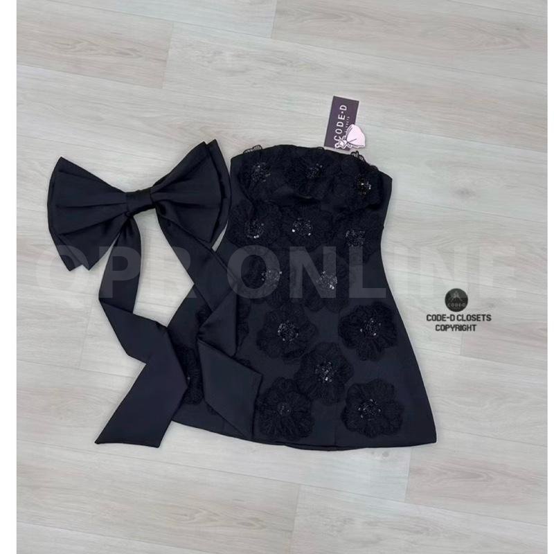 CODE-D CLOSETS COPYRIGHT Detail : มินิเดรสเกาะอก ด้านในแต่งแถบกันลื่นมาอย่างดี อกเสริมฟองน้ำ ดีไซน์แต่งดอกไม้3D ประดับลูกปัด เพิ่มความโดดเด่นอลังการสุดๆด้วยเข็มกลัดโบใหญ่ ติดด้านหลังของชุด (ถอดได้) ตั