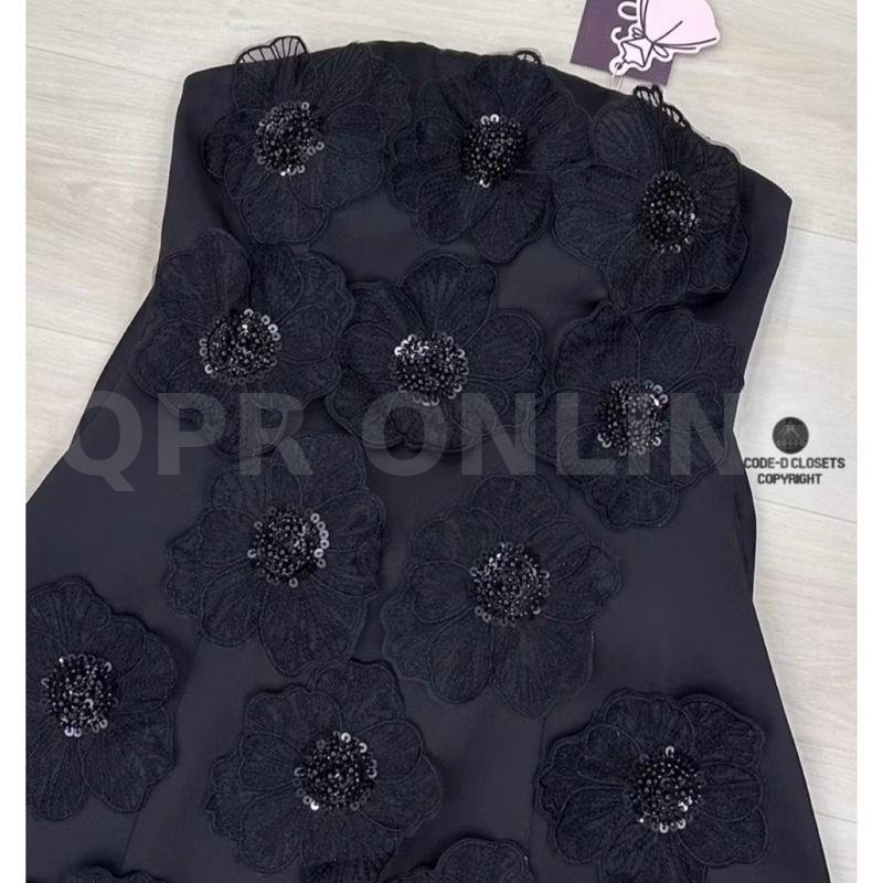 CODE-D CLOSETS COPYRIGHT Detail : มินิเดรสเกาะอก ด้านในแต่งแถบกันลื่นมาอย่างดี อกเสริมฟองน้ำ ดีไซน์แต่งดอกไม้3D ประดับลูกปัด เพิ่มความโดดเด่นอลังการสุดๆด้วยเข็มกลัดโบใหญ่ ติดด้านหลังของชุด (ถอดได้) ตั