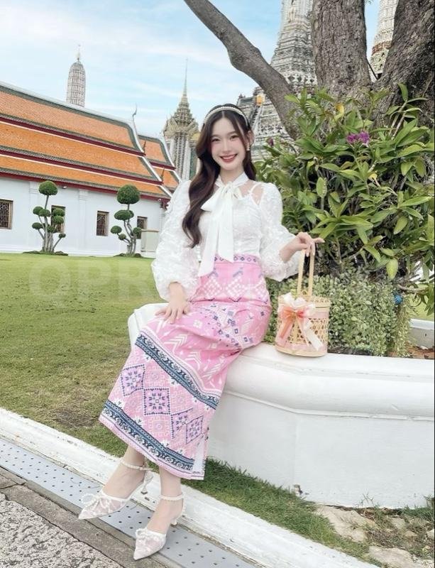 Maria Diamond มีให้เลือก 2 สี Pon Chee Wa ชุดไทยประยุกต์เซ็ต 3 ชิ้น เสื้อซับใน สายปรับได้ + เสอลูกเมแขนยาว + กระเปรงยาว พิมพ์ลายทบหน้า/เสือยาว22|กระโปรง ยาว38/0.5 ลงเดิม